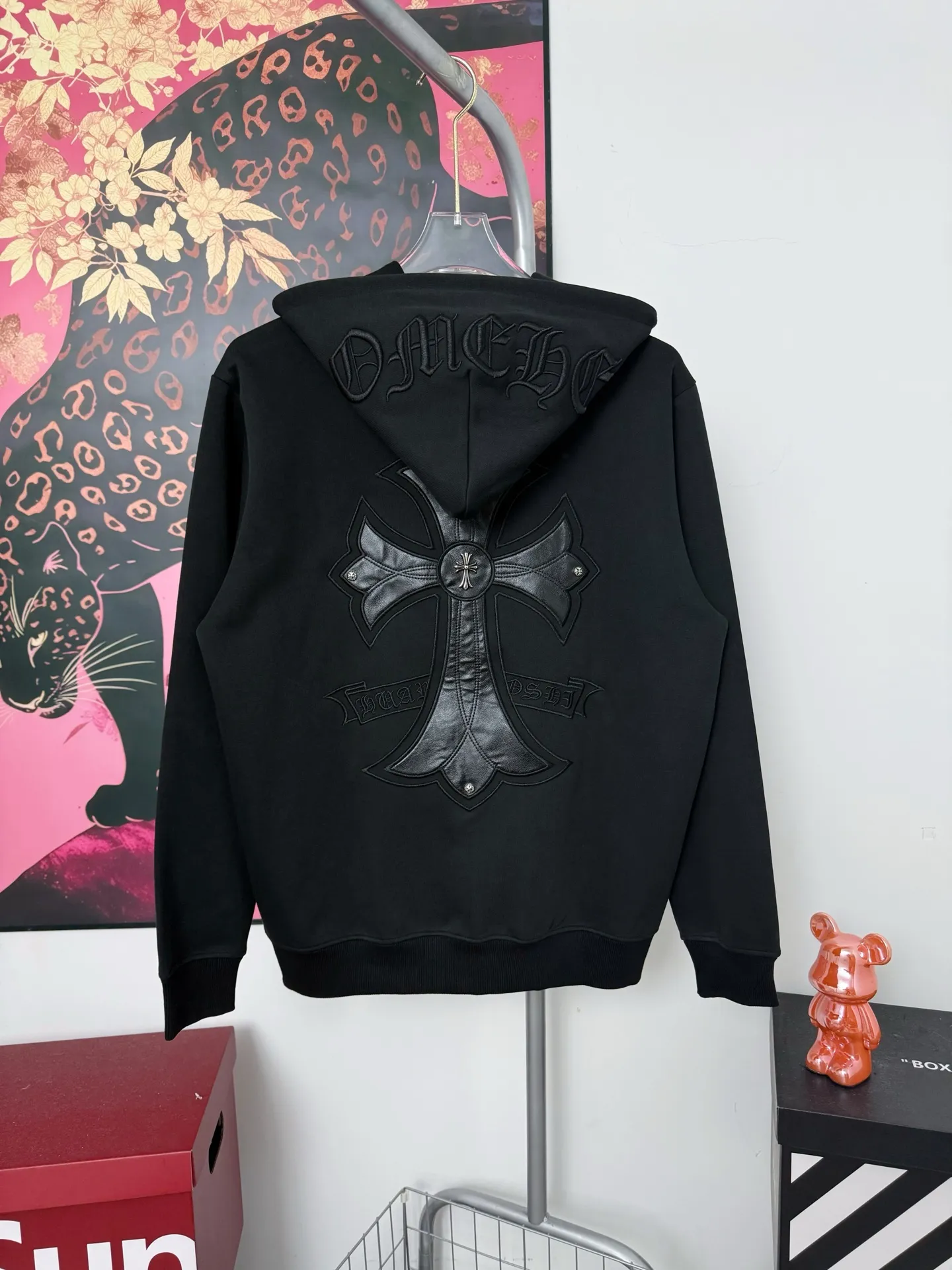 P330 Chrome Heart patchwork leather rivet heavy embroidery hooded jacket ChromeHearts counter same style Hat thousands of needles heavy embroidery letters Original custom hardware zippers The details are restored in place Very textured on the handle Three-dimensional and atmospheric Versatile and easy to wear in autumn Simple and elegant Using the os version The upper body effect is great Suitable for all body types Soft and comfortable Front CH Sanskrit embroidered letters ➕ Back horseshoe Sanskrit large leather label Small mark on the hem Machine washable No fading, no deformation, complete accessories, original mold opening, perfect restoration of zp 2:1, same style for men and women, versatile and easy to match, size s m l xl color black